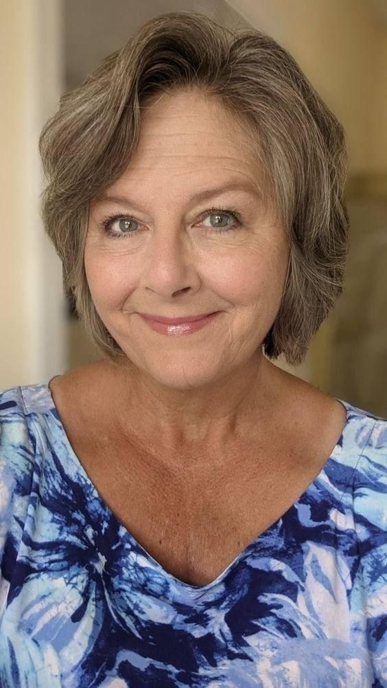 “Sempre tive dores nas mãos por causa da artrite. Coisas simples, como abrir uma garrafa ou cozinhar, se tornavam difíceis. Resolvi tentar o Nerflex e, com o uso contínuo, senti minhas articulações mais leves e uma melhora real no dia a dia. Voltei a fazer minhas receitas preferidas sem medo da dor.” Maria Luiza Ferreira, 48 anos